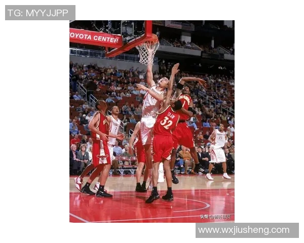 快船队对姚明的恶意犯规引发争议球迷热议NBA赛场的暴力行为