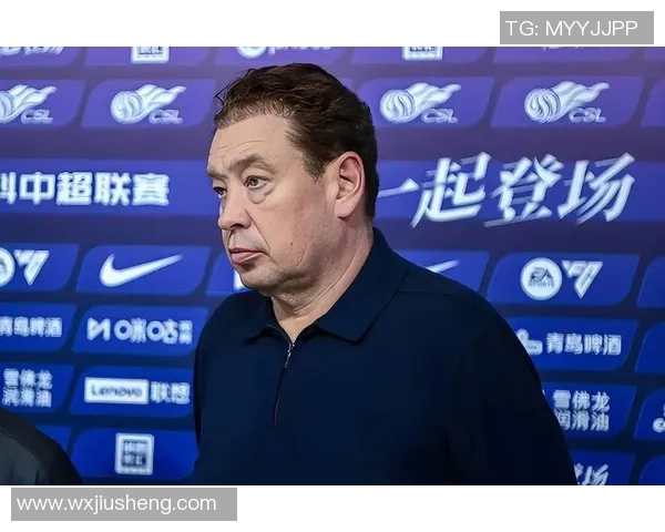 恶作剧足球明星化身老头引发球迷热议趣事不断