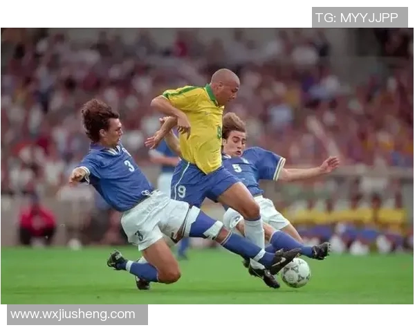 足球明星菲萝的精彩瞬间与赛场风采全景展示 足球明星菲萝的精彩瞬间与赛场风采全景展示